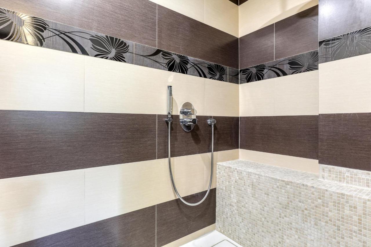 Montaigne Executive Suite Parigi Esterno foto